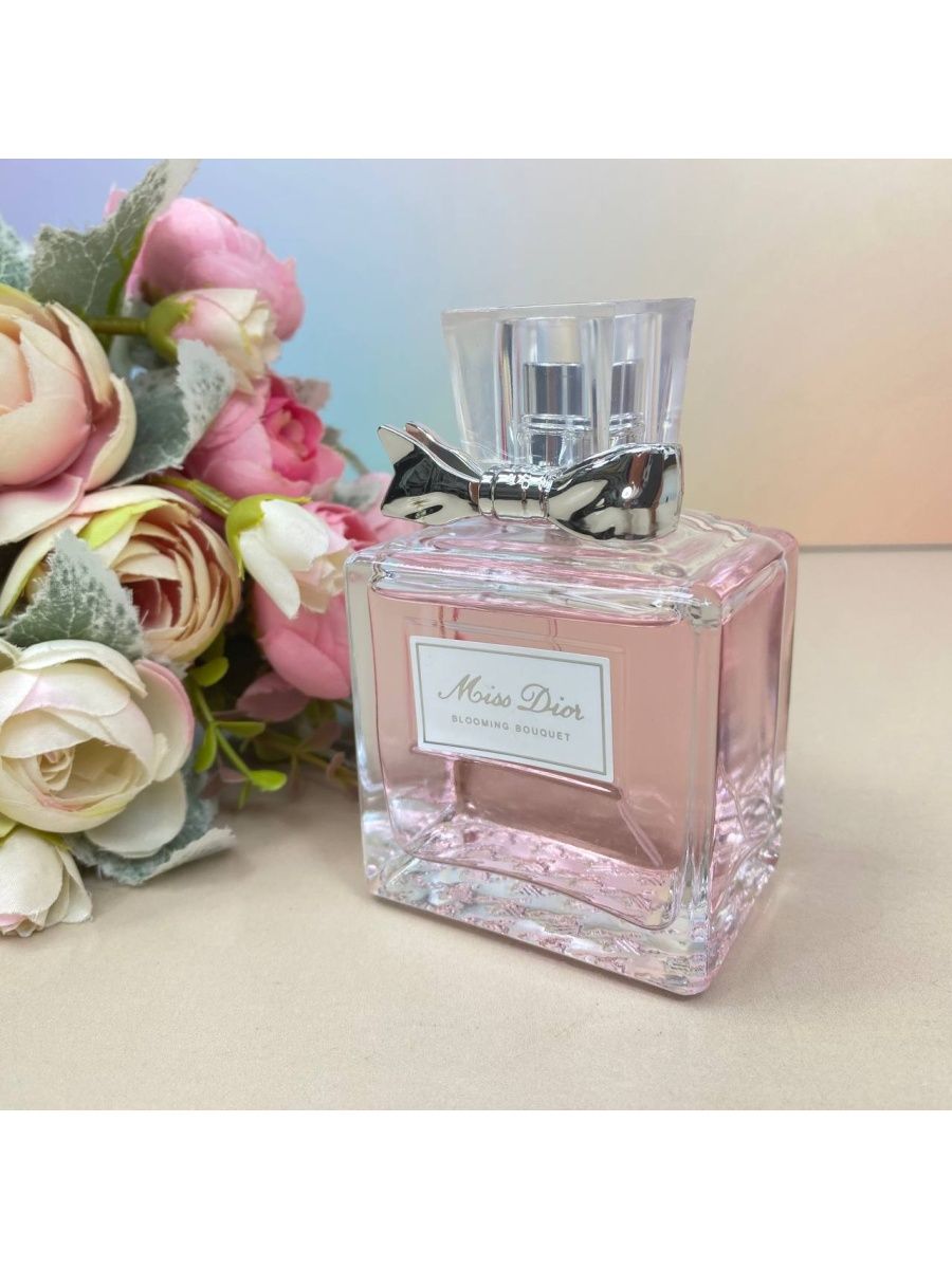Мисс диор блуминг отзывы. Miss Dior Blooming Bouquet (2023) Dior. Мисс диор аромат пионов. Подарок диор. Духи диор с цветком на крышке.