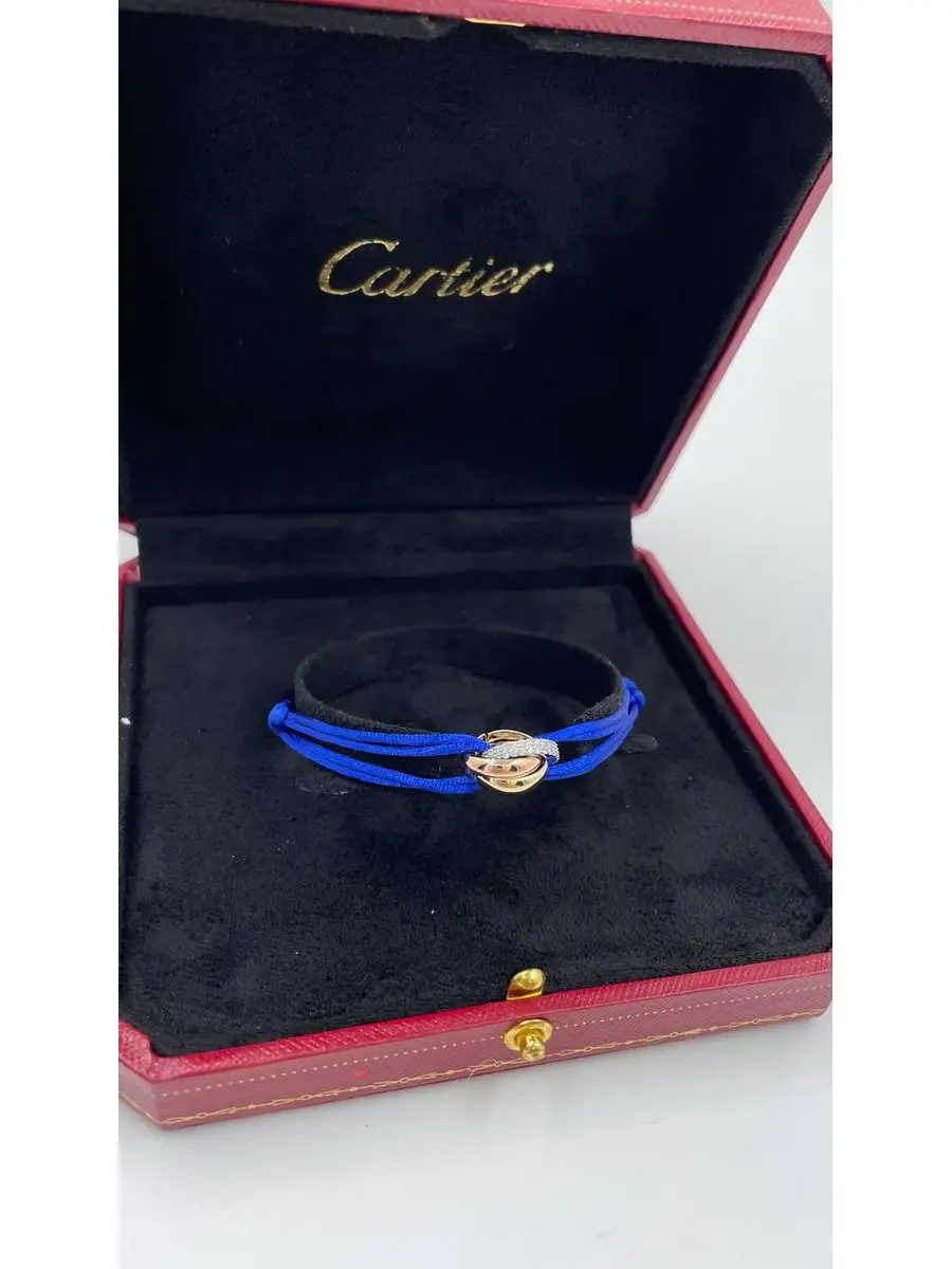 Cartier нить. Картье нитка на руку. Cartier trinity браслет. Браслет тринити картье шнурок. Картье тринити браслет на нитке.