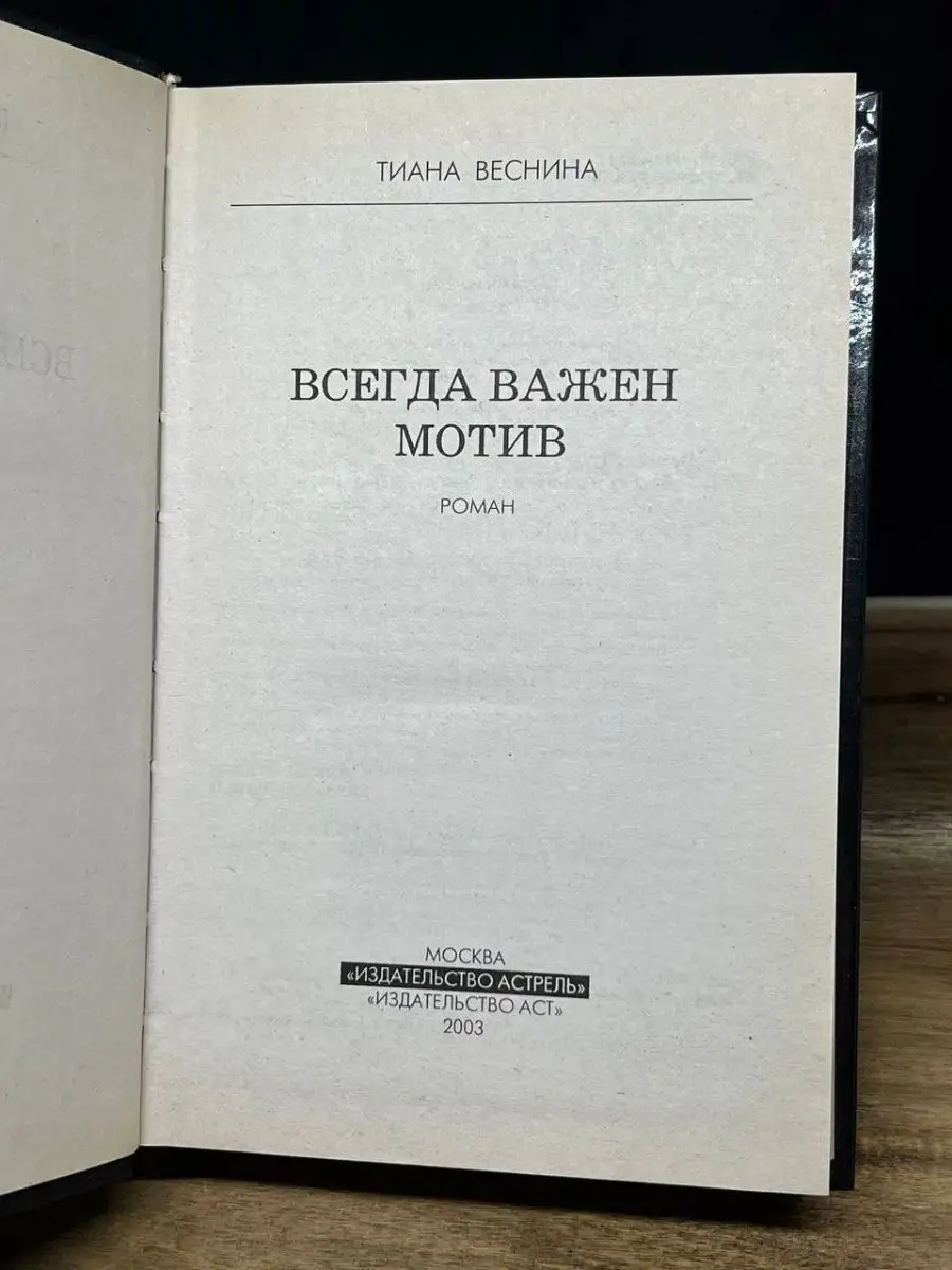 Недотраханная сучка насаживается влагалищем на предметы интерьера